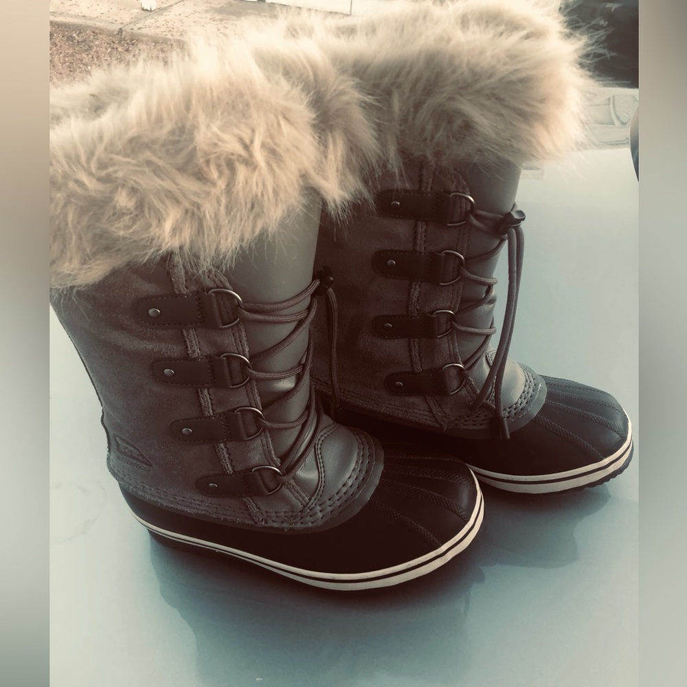 SOREL waterproof youth size 4 boots .